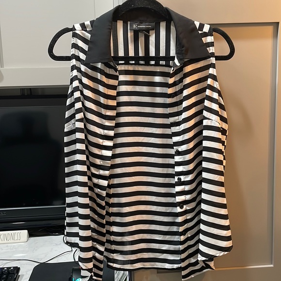 INC women’s sleeveless button down blouse. Size small - Picture 2 of 7